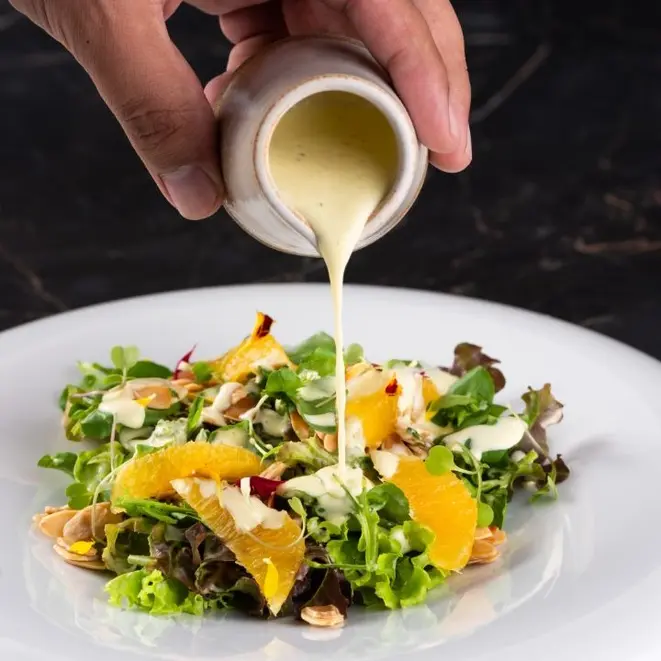 O molho proposto pelo chef Luan Honorato fica com consistência cremosa, traz o aroma da pimenta cambuci e o frescor e acidez do maracujá.
