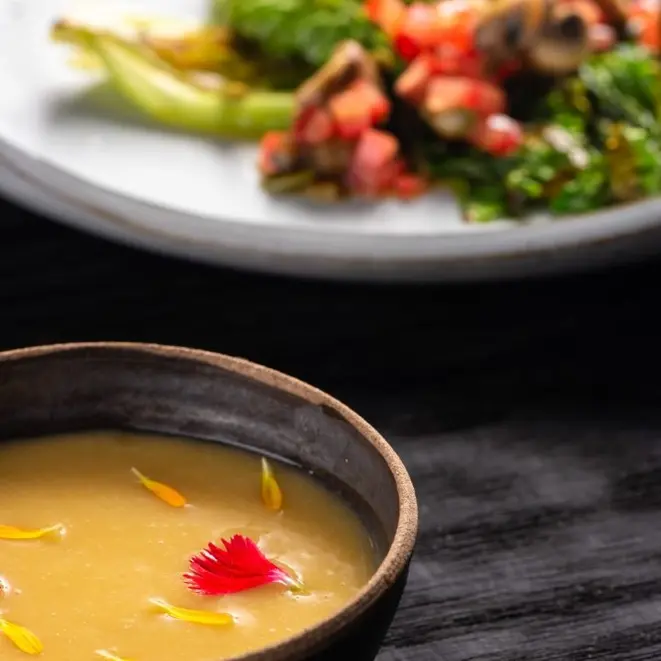 O vinagrete de mostarda é um molho agridoce e combina com a maioria das saladas frias, sejam à base de folhas ou de legumes.