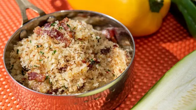 A farofa de banana e bacon traz mais sabor ao churrasco.