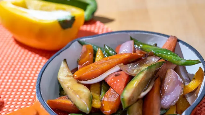 Colocados na brasa, os legumes ganham sabor defumado.