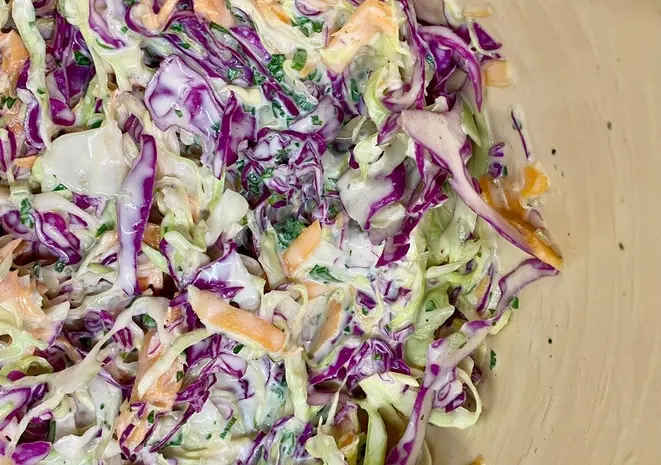 A salada de repolho é sucesso nos EUA e tem ganhado fãs no Brasil.