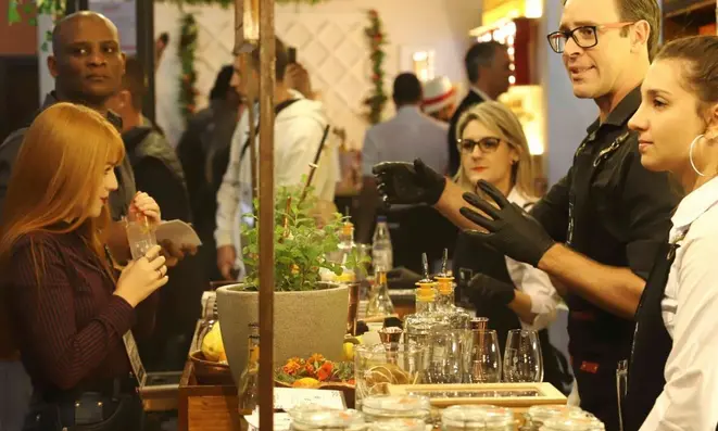 Registro da edição de 2019, última presencial, com bartenders preparando amostras de drinks.