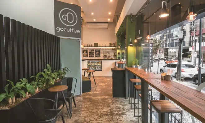 Unidade da Go Coffee no centro de Curitiba que deu origem à rede, hoje já com o novo modelo arquitetônico.