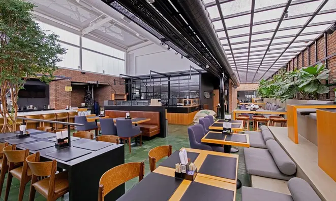 A cafeteria, projetada pelo Estúdio MG2 de arquitetura, tem capacidade para 80 pessoas sentadas.