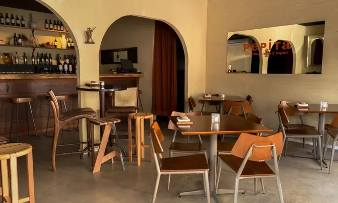 O espaço onde funcionava o Flame, nos fundos do beco, ganhou uma nova cara mais leve com referências à cultura espanhola.