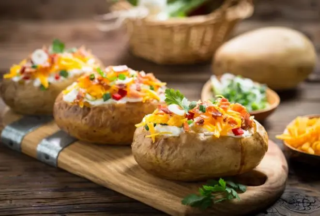 Varie o recheio das batatas recheadas conforme o seu gosto.