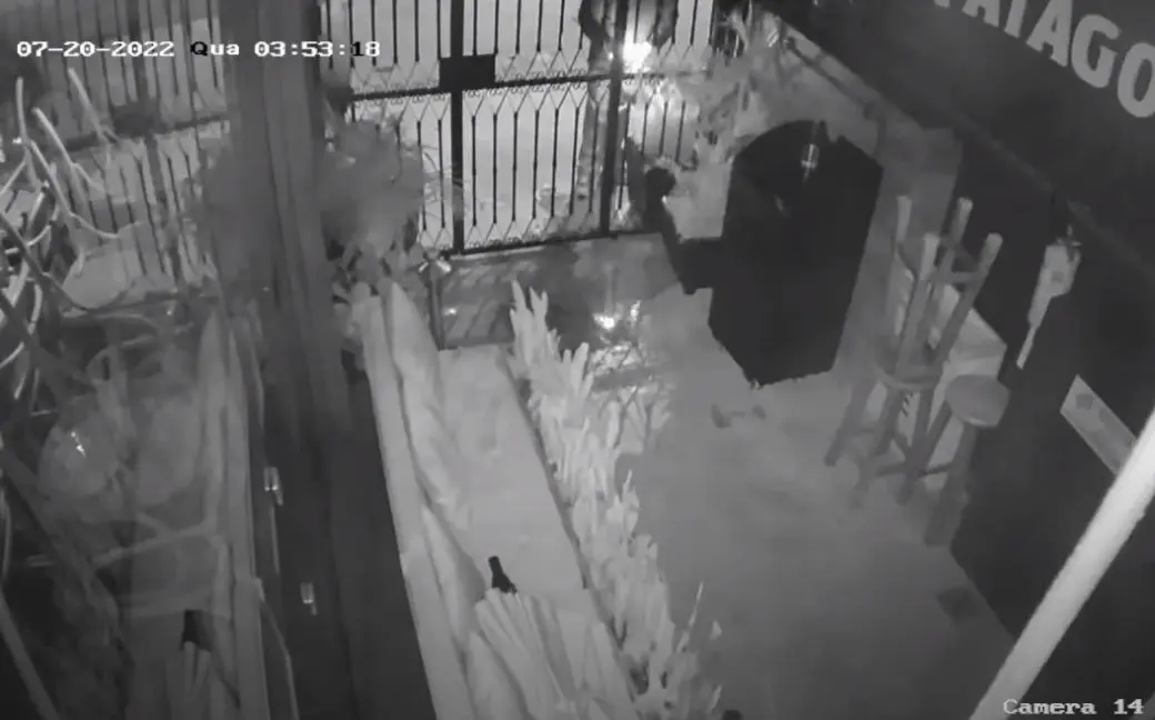 Vídeo mostra homem suspeito de atear fogo em restaurante no Batel, em Curitiba