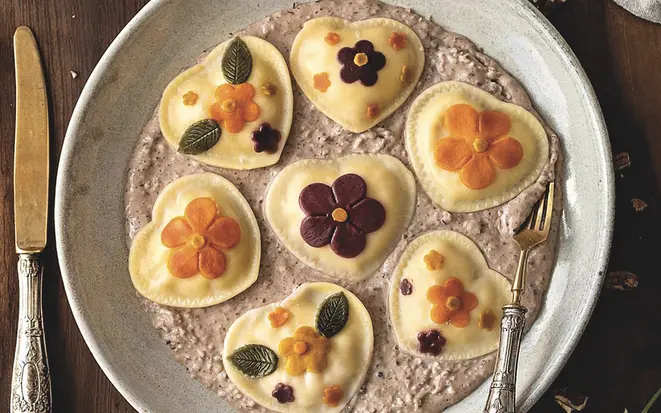 Raviolli em formato de coração com aplicação de flores da L’artigiana Pastifício.
