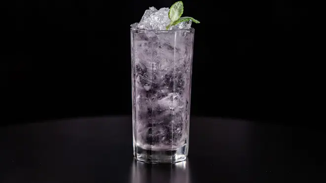 Drink Niu Kafa Royal leva gelo triturado na finalização do Continental Cocktails.
