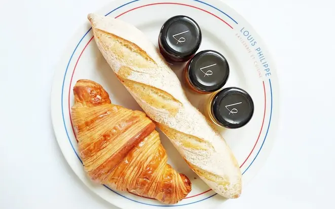 Croissant e baguete da Louis Philippe Pâtisserie et Cuisine . Foto: divulgação.