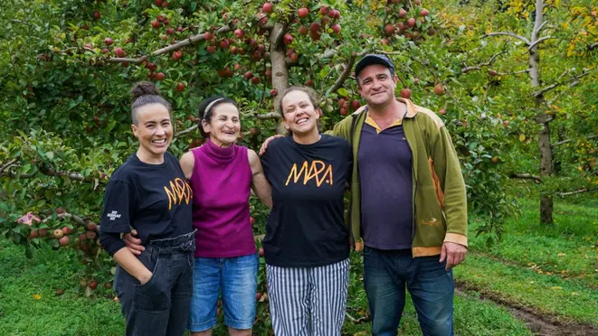 Produtores de maçã na Serra Catarinense com parte da equipe da expedição do Mapa da Cultura Alimentar: última parada da viagem.