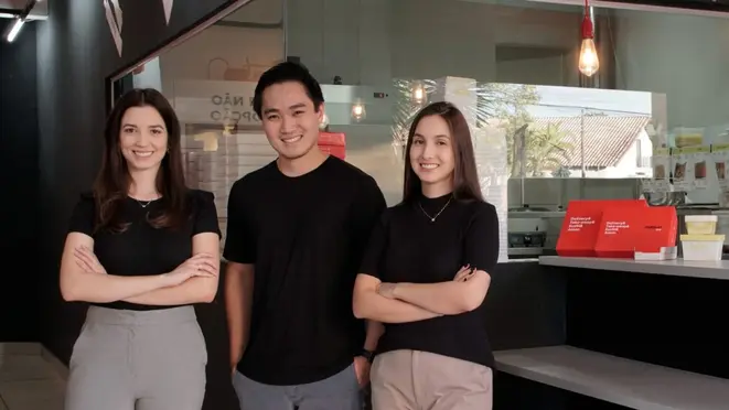 Raphael ao centro com as sócias Maria Clara e Maria Fernanda: administração da rede conta com equipe de 30 pessoas.