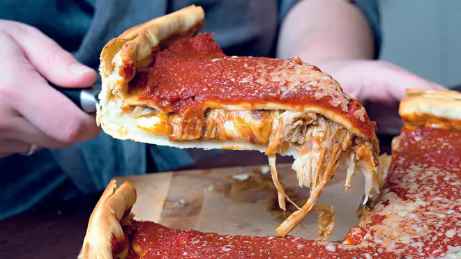 Tradicional da cidade de Chicago, a Deep Dish se assemelha a uma torta.