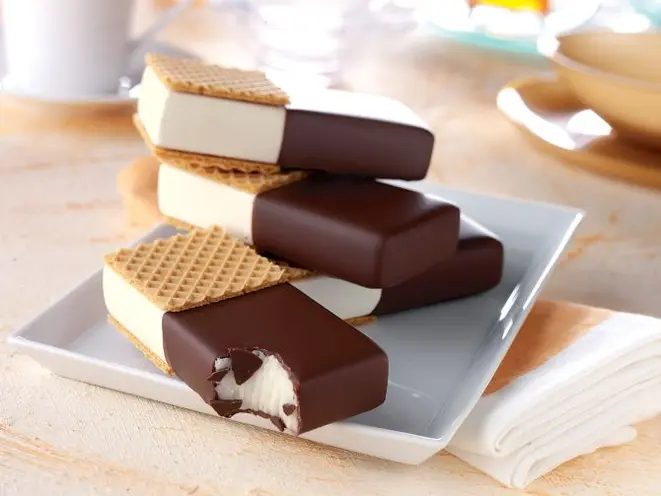 Carré: sorvete de baunilha metade coberto com chocolate e metade entre biscoito tipo wafer