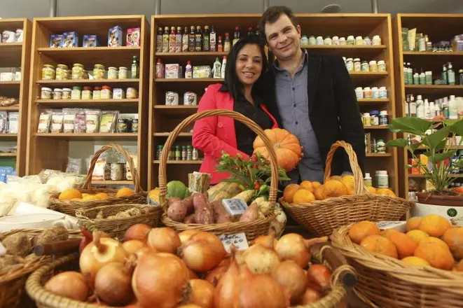 Hevellyn Redede e Rafael Konzen, proprietários do restaurante Bouquet Garni: de 50% a 70% do bufê é orgânico. Foto: Daniel Castellano/Gazeta do Povo