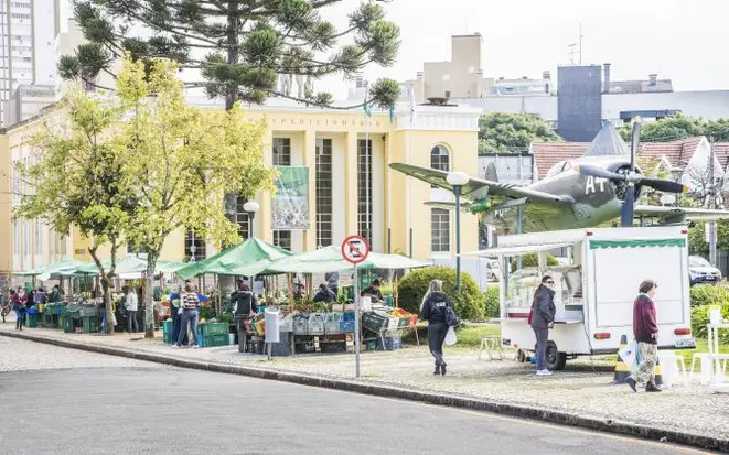 A feira da Praça do Expedicionário reúne cinco barraquinhas de hortifrutis e uma de frutos do mar todas as manhãs de quarta-feira.Foto: Letícia Akemi/Gazeta do Povo<p></p>