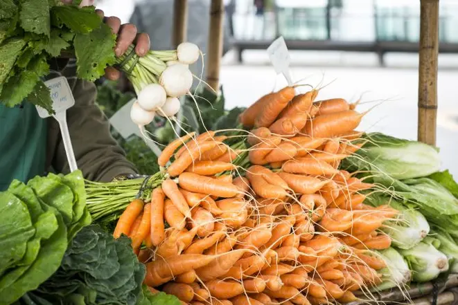 Feiras de orgânicos em Curitiba têm público cativo. Consumidores podem conhecer os sítios de onde vêm seus alimentos através dos passeios organizados pela Acopa. Foto: Letícia Akemi/Gazeta do Povo
