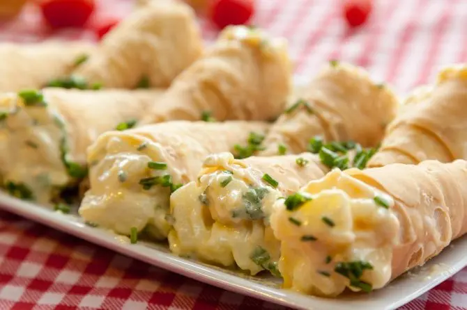 Chef testa queijo cheddar saborizado