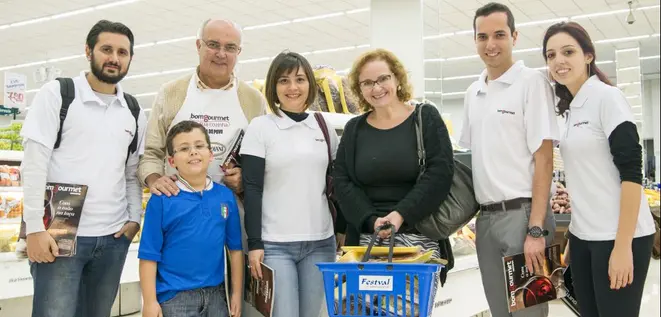 A equipe do Bom Gourmet com a nutricionista Veridiana Lamzuolo, 42, e o filho<br>Pietro Lamzualo, de 7 anos. Foto: Letícia Akemi / Gazeta do Povo.