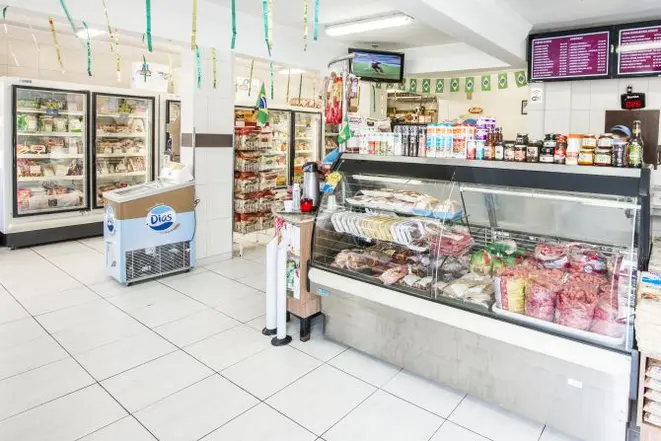 O Domakoski Carnes, que tem 58 anos, investiu no autoserviço e carnes temperadas. Foto: Letícia Akemi/Gazeta do Povo