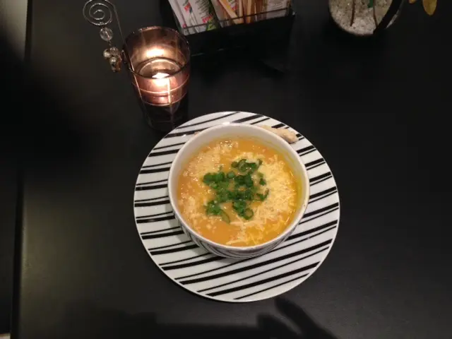 Sopa detox e iogurte grego da Bella Vivenda. Foto: Divulgação.