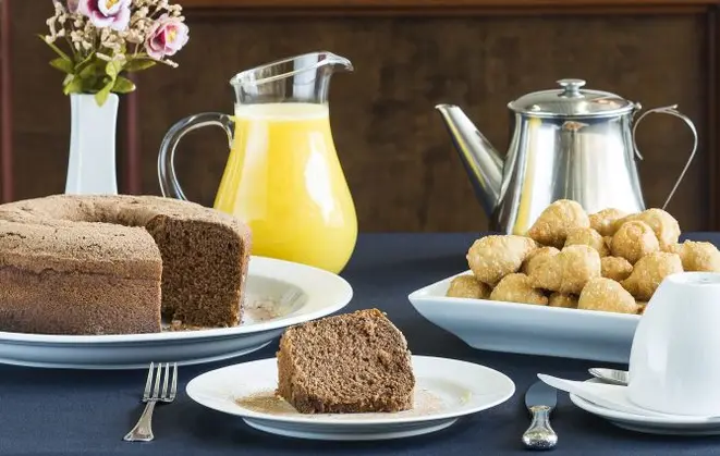 A coxinha de farofa tem massa semelhante a do pastel e recheio com farinha de milho. Foto: Letícia Akemi/Gazeta do Povo