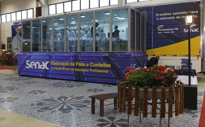 A unidade móvel é equipada para dar cursos de capacitação nas cidades onde não tem Senac. Foto: Jonathan Campos / Gazeta do Povo.