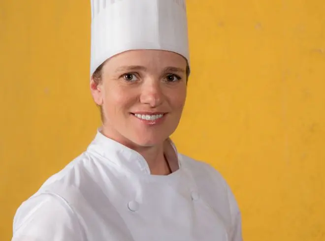 MARISA ROCHA BONCZKOVISKI,comanda, ao lado do chef Thomas Boehme, a cozinha do Restaurante Edvino. Chef de cuisine pelo Centro Europeu, esteve envolvida no universo gastronômico desde pequena, quando morava na Lapa e sua família cuidava de um restaurante. Ao se mudar para Curitiba, investiu na paixão pela culinária e, desde então, já pilotou a cozinha de diversos estabelecimentos. Foto: Amarildo Henning