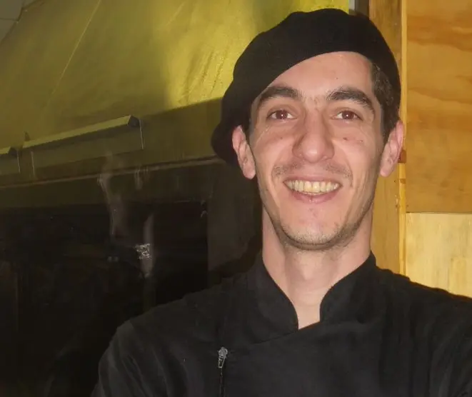 FÁBIO BOEZE, é chef parrillero do Corrientes 348 há pouco mais de um ano. Para atuar no restaurante, passou por um rigoroso treinamento na sede do Corrientes em São Paulo, onde se especializou em cortes argentinos e no manuseio da grelha argentina parrilla. Atualmente, Fábio é responsável pelo preparo das carnes nobres do restaurante.