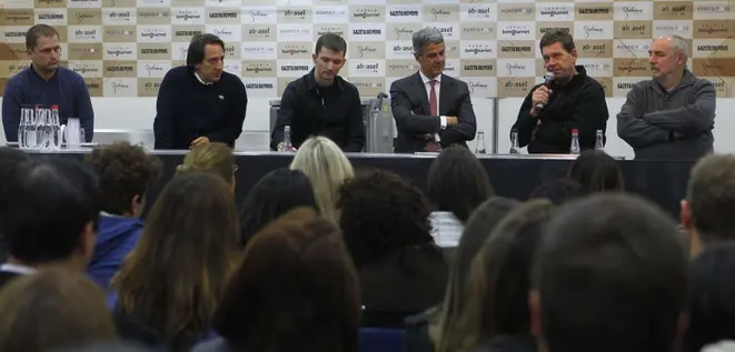 Debate sobre como enfrentar à crise reuniu empresários e especialistas. Foto: Jonathan Campos / Gazeta do Povo.