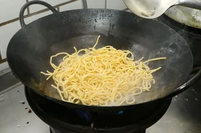 Numa panela wok ou antiaderente,<br>frite o macarrão em fogo alto por alguns<br>instantes, mexendo sempre, até dourar. Foto: Giuliano Gomes/Gazeta do Povo