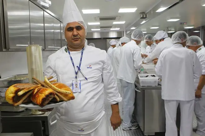 No interior da carreta, instrutores e alunos dão workshops durante a feira Mundo Gastronômico. Foto: Jonathan Campos / Gazeta do Povo.