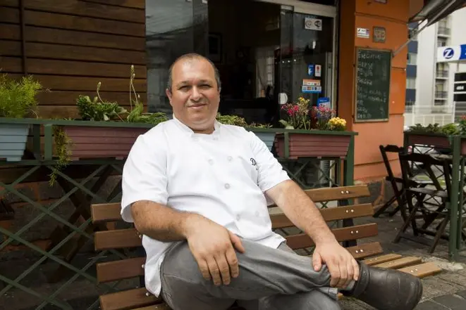 Márcio Zena Brito. Natural de Alvorada do Sul, no Paraná, é sócio do restaurante e padaria Dali da Esquina. Já trabalhou em restaurantes de Barcelona, na Espanha, e em Hyannis, nos Estados Unidos. Fotos: Fred Kendi/Gazeta do Povo<br>