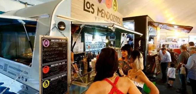 Los Mendozitos servem taças de vinho no evento. Foto:Hugo Harada/Gazeta do Povo