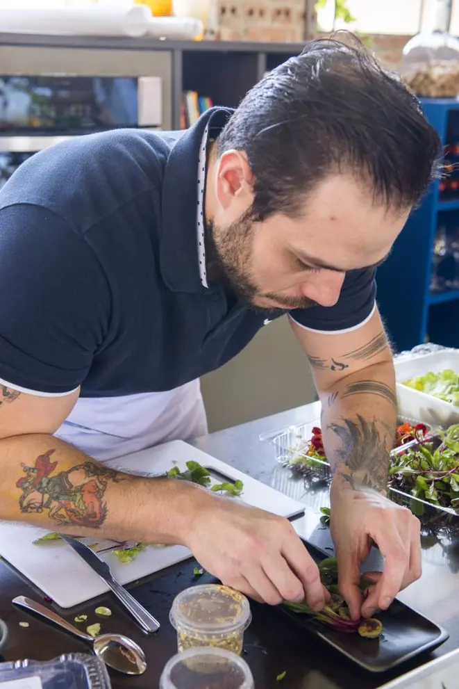 Chef Edu Mello, do restaurante Meu Bem Orgânico, monta um de seus três pratos. Foto: Fred Suzuki/Gazeta do Povo