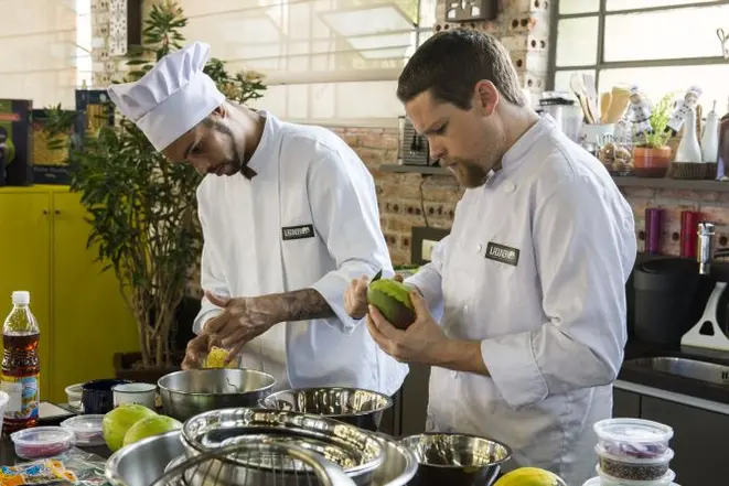 Raphael Valadão e Tom McDougall, chefs do Lagundri Contemporâneo. Foto: Fred Suzuki/Gazeta do Povo
