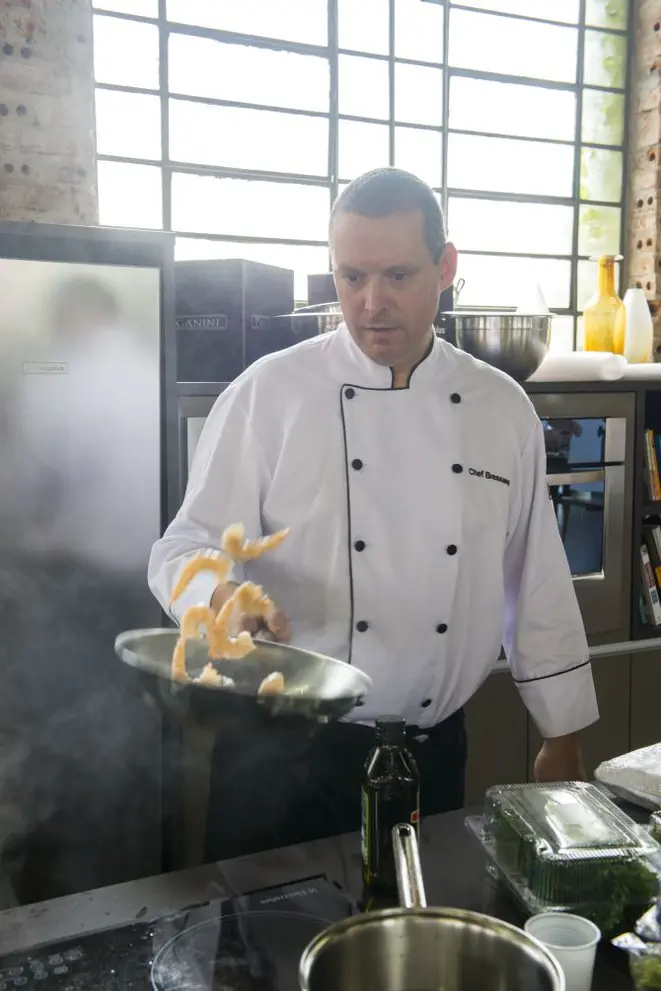 O chef Alexandre Bressanelli, professor do Centro Europeu, salteia camarões para uma de suas saladas
