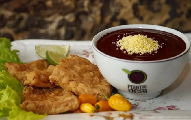 Peixe frito com açaí. Foto: Oswaldo Forte/Divulgação