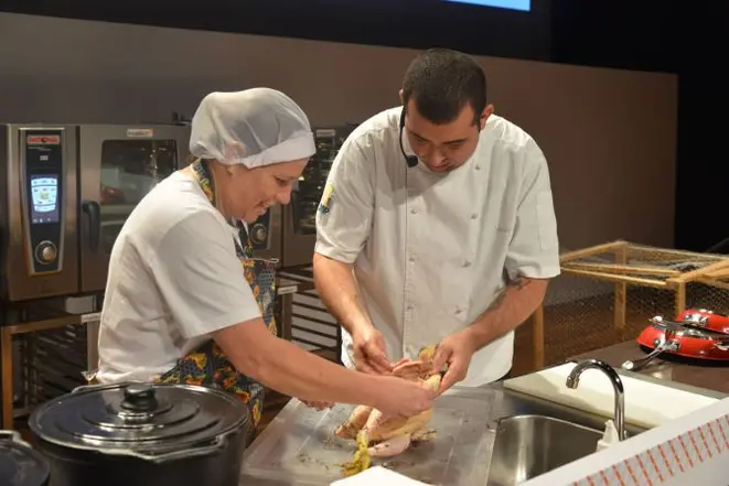 Chef Jefferson Rueda ensina o preparo clássico da galinha caipira