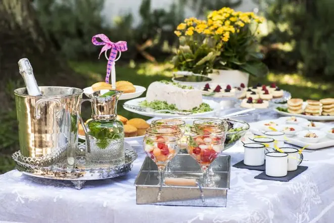 Mesa montada por Andrea Vieira para um brunch de dez pessoas. Louças com padrões diferentes são permitidas. Foto: Letícia Akemi/Gazeta do Povo