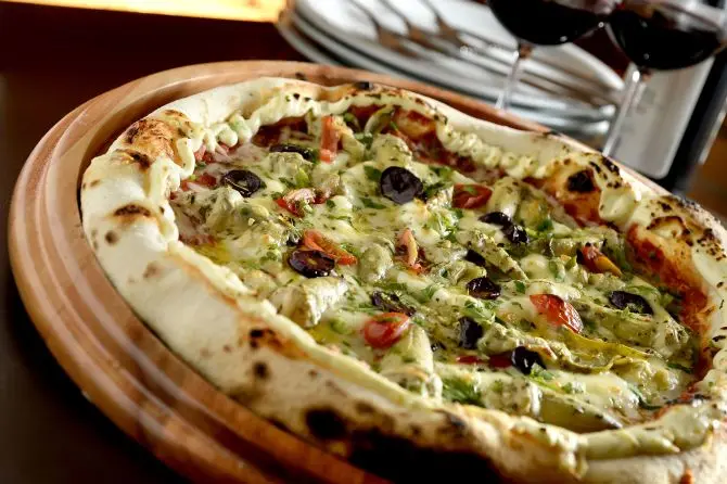 Pizza artesanal e cozinha brasileira