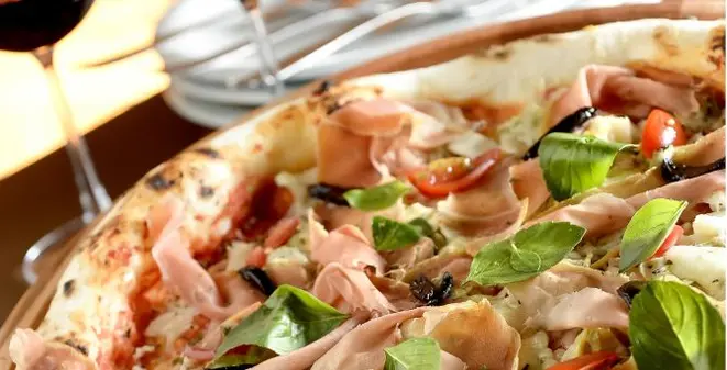 Pecorino Fiore: queijo pecorino com molho de tomate, alcachofra, palmito, muçarela de búfala, presunto de Parma, alho negro e manjericão. Foto: Tadeu Brunelli/Divulgação