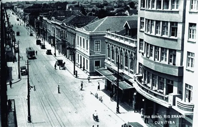 A Rua Barão do Rio Branco no século 20, onde foram abertos diversos bares e restaurantes. Entre os mais tradicionais estava o Restaurante Rio Branco, que funcionou por mais de cinco décadas no mesmo endereço. Foto: Acervo da Casa da Memória