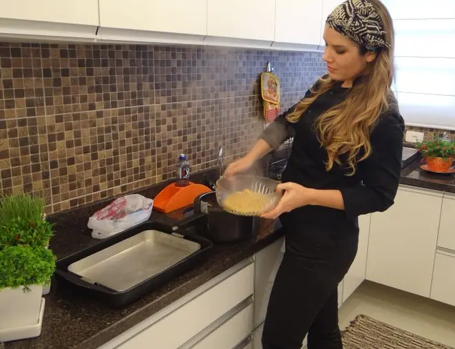 Alana Rox em atuação na cozinha. Culinária funcional é seu tema de workshop. foto: divulgação