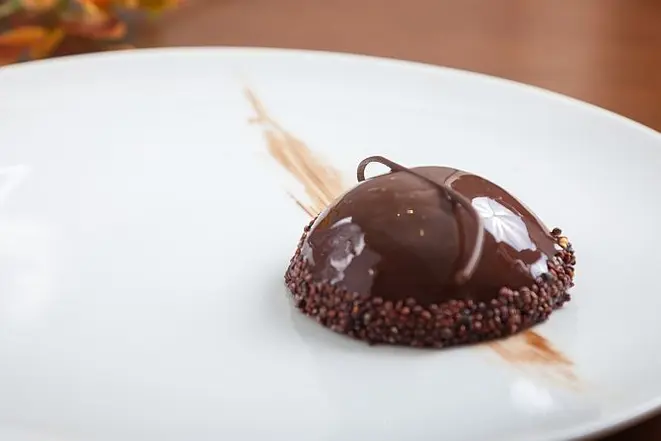 Mousse de chocolate 70%, geleia de pitanga, biscuit de castanhas e pipoca de quinoa. Foto: Fernando Zequinão/Gazeta do Povo