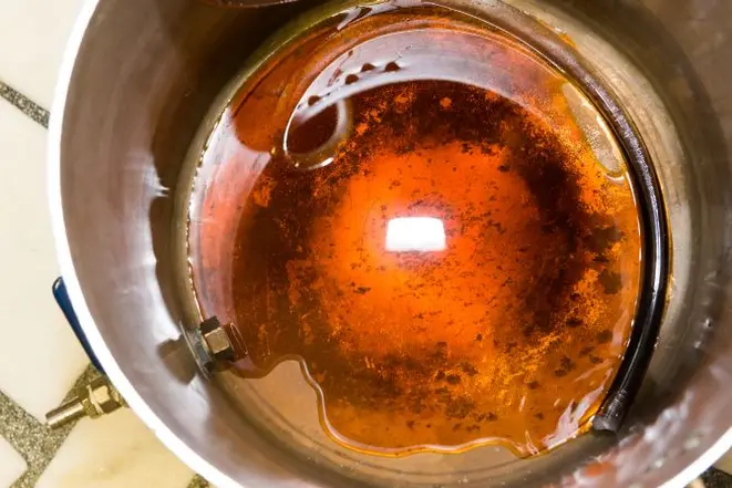 A filtragem de 20 litros de mosto demora cerca de 15 a 20 minutos. Preste atenção que bolhas de ar não se formem na mangueira. Foto: fred kendi/Gazeta do Povo.