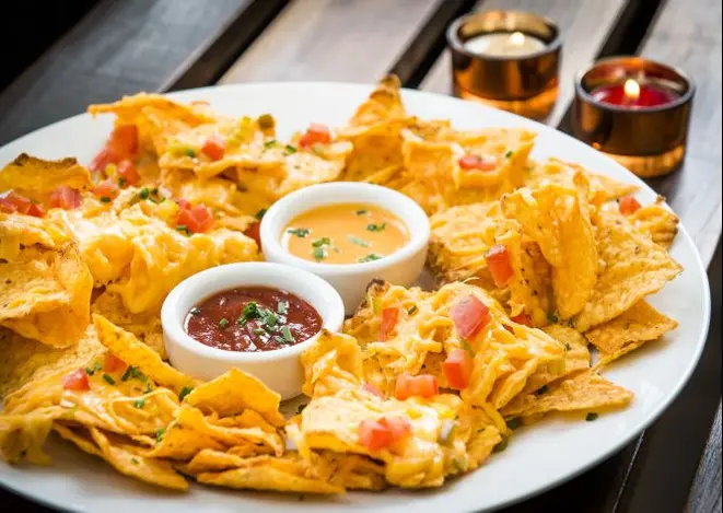 Nachos assados no forno com cheddar e molho picante. Foto:Letícia Akemi/Gazeta do Povo