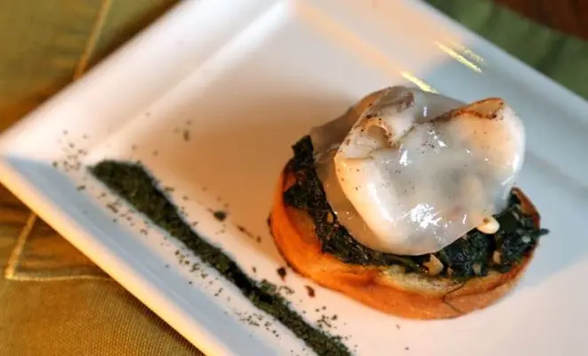 Bruschetta do Salumeria: pão italiano com espinafre puxado em azeite de oliva e alho, pinoles e lâminas de lardo. Foto: Ivonaldo Alexandre/Gazeta do Povo