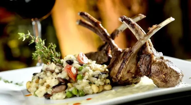Carré de cordeiro ao molho de alho com risoto de grãos (R$ 77). Foto: Tadeu Brunelli/Divulgação