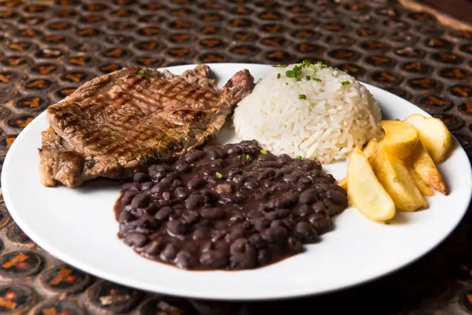 A alcatra grelhada vem acompanhada de arroz, feijão, legumes e uma terceira guarnição à escolha (R$ 15,90). Foto: Fred Kendi/Divulgação.